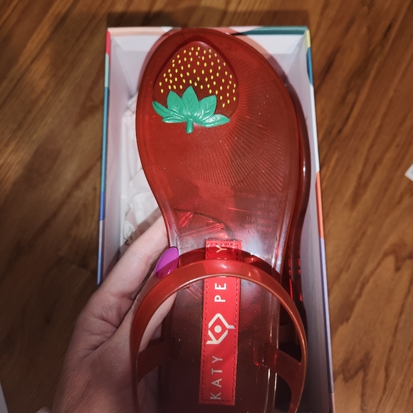 Katy Perry 'The Geli' Strawberry Sandal: Size 6 - Picture 3 of 4